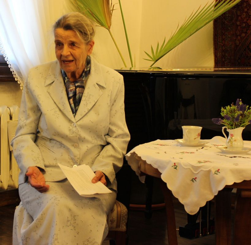 Krystyna Witkowska wygłasza prelekcję Białe kruki podczas spotkania W kręgu pisarstwa rodziny Lutosławskich w 2014 roku