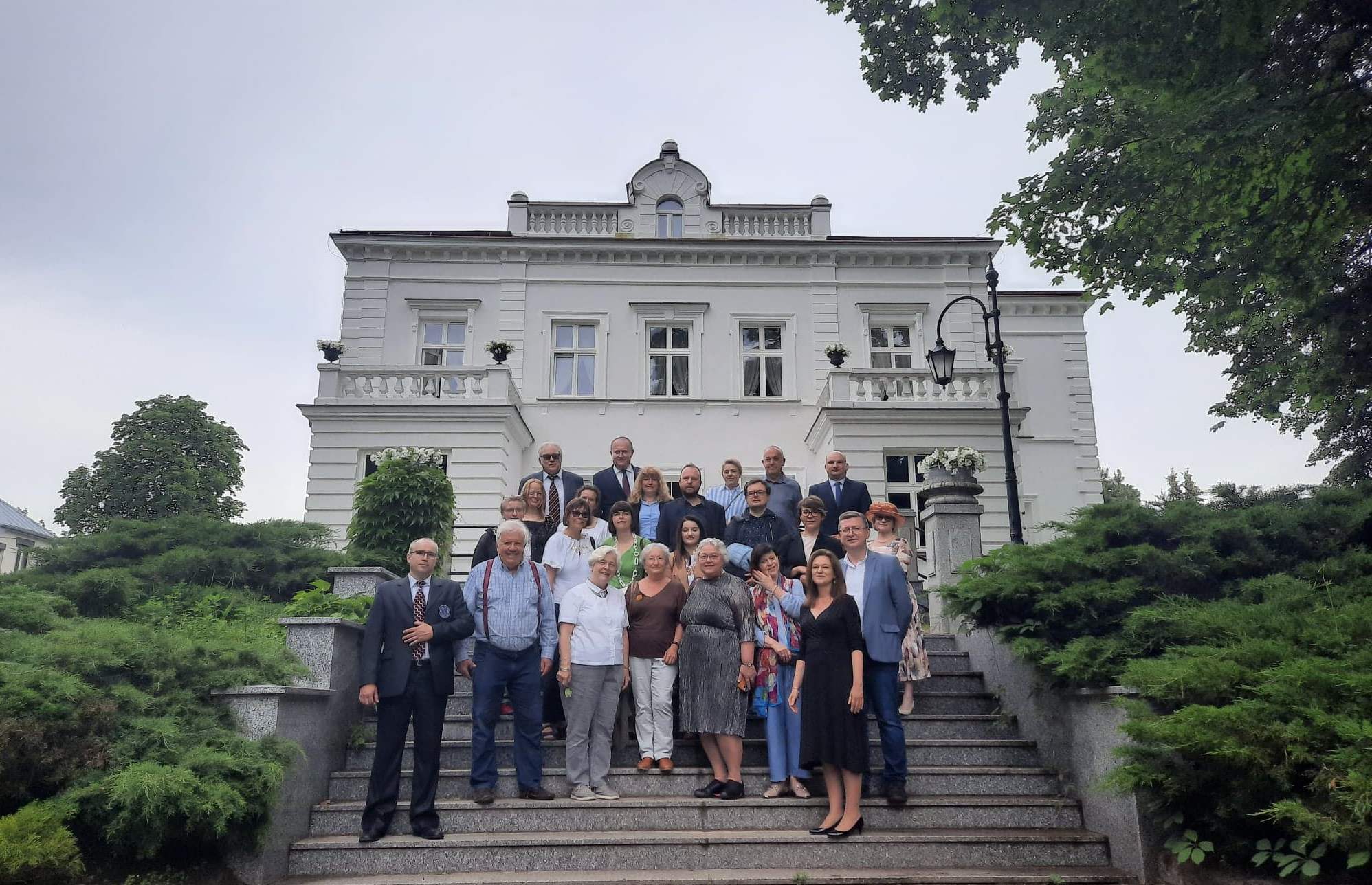 001 Uczestnicy konferencji przy XIX wiecznym dworze Lutosławskich w Drozdowie siedzibie muzeum