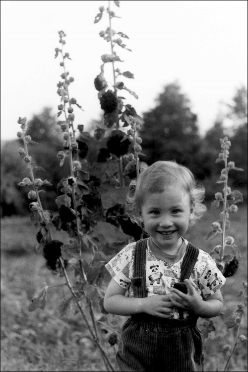 Kasia, córka Andrzeja Cwaliny, wśród wysianych przez ojca czarnych malw. Fot. Andrzej Cwalina, Drozdowo ok. 1987 r.