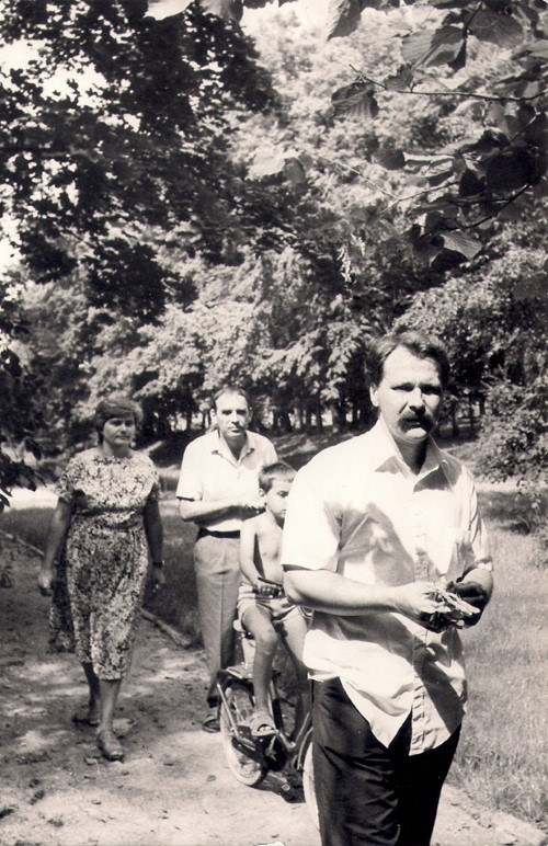 Od lewej: Stanisława i Andrzej Chylowie z synem Bronkiem i Andrzej Cwalina na spacerze w parku muzealnym. Fot. Radosław Chyl, Drozdowo 1987 r.